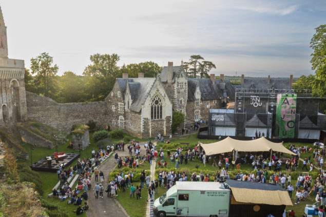 photo cour du château du plessis-macé pendant le festival d'anjou